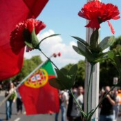 25 DE ABRIL: A REVOLUÇÃO DOS CRAVOS E O DESPERTAR DE UMA GERAÇÃO EM ANGOLA.